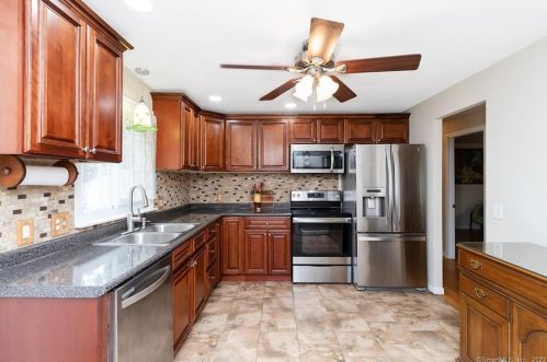 51 Pioneer Dr, Windsor CT exterior