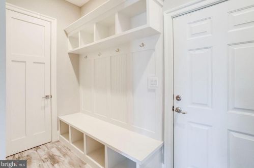 6801 Dillon Ave, Mc Lean VA  22101-4435 exterior