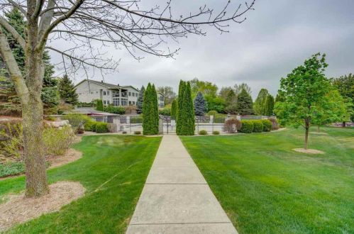 53 Cherokee Cir, Madison WI  53704-1060 exterior