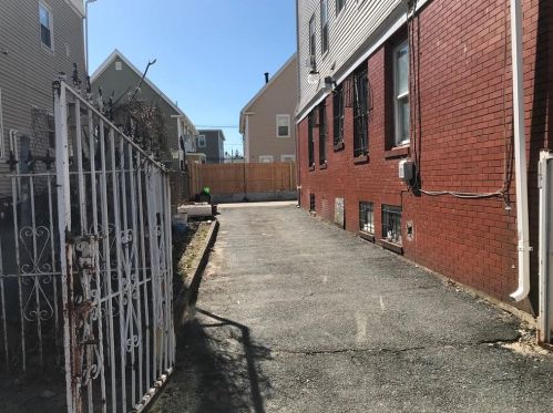 80 Glenham St, Providence, RI 02907-1247