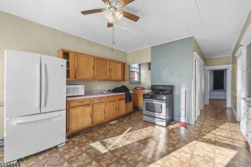 284 7th St, Paterson, NJ 07508-2031