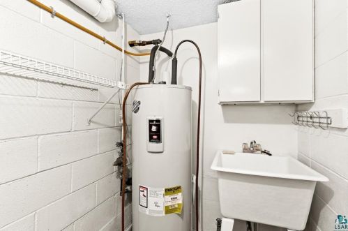 808 Arrowhead Rd, Duluth MN 55811-2207 exterior