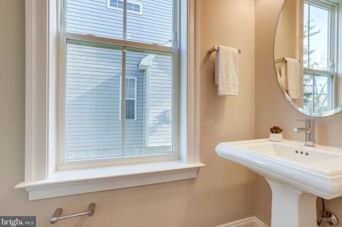 2733 1 St, Arlington VA 22203-2639 exterior