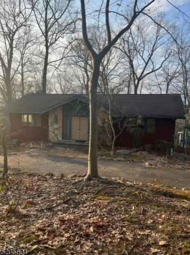 16 Vanderbilt Dr, Livingston, NJ 07039-6130