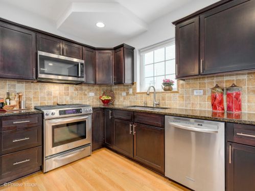 4831 Winnemac Ave, Chicago IL 60630-2432 exterior