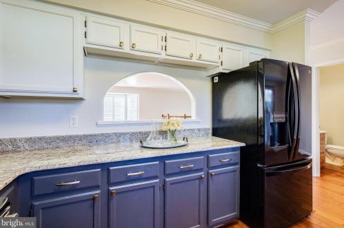 6026 Lands End Ln, Alexandria VA 22315-2669 exterior