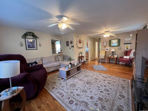 1040 Walnut Ave, Bohemia, NY 11716-3711