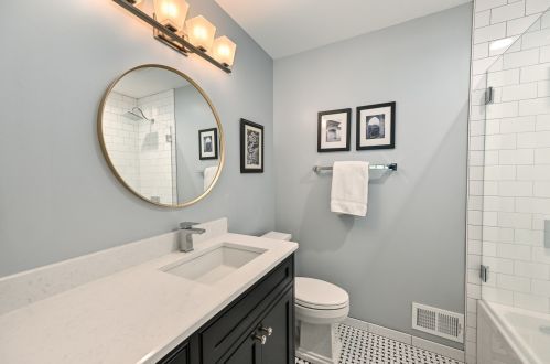 6855 Lk Dr, Milwaukee WI 53217-3622 exterior