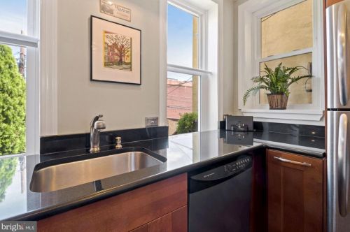 212 E St, Washington DC  20002-4923 exterior