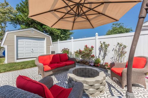 92 Forsythia Ln, Babylon NY 11703-2806 exterior