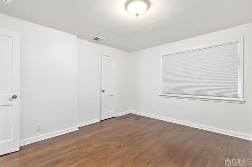 8 Roosevelt Ct, Metuchen NJ 08840-1426 exterior