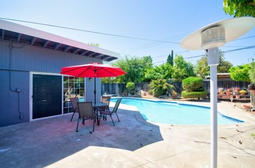 511 Rosslynn Ave, Fullerton CA  92832-2725 exterior