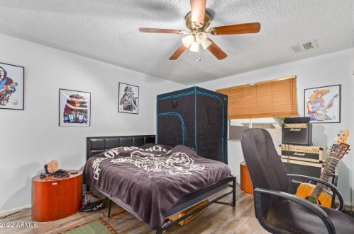 3340 Desert Cv Ave, Phoenix AZ 85028-3514 exterior