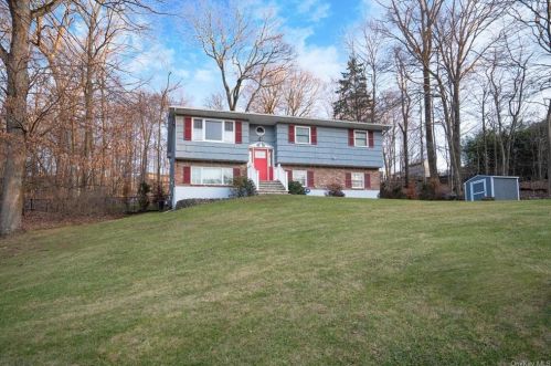 909 Ashland St, Valley Cottage, NY 10989-2614