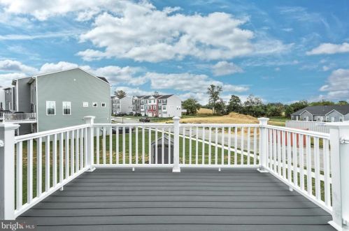 144 Overlook Dr, Hanover PA 17331-9136 exterior