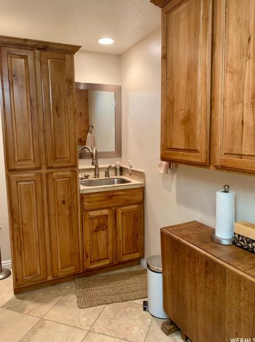 8672 Aspen Way, Sandy UT 84093-1827 exterior