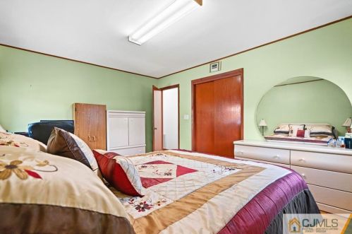 265 James Pl, Iselin NJ 08830-1226 exterior