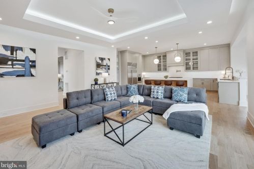 1422 Mayflower Dr, Mc Lean VA 22101-5615 exterior