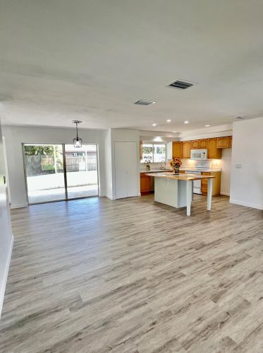 592 Whitmore Dr, Fort Pierce FL  34984-4570 exterior