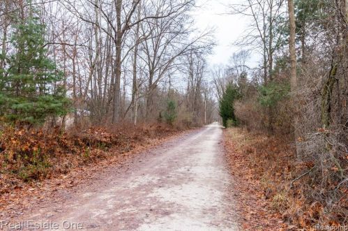 1439 Lantern Ln, Rochester MI 48306-4240 exterior