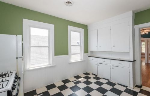 1856 Arlington Pl, Milwaukee WI 53202-1619 exterior