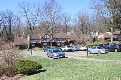 14 Derbyshire, Derby CT 06418-2235 exterior