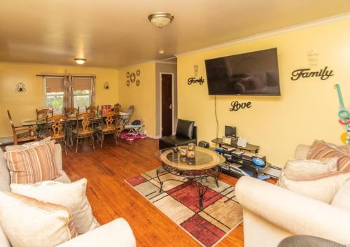 19 Briarwood Dr, Poughkeepsie NY 12601-5529 exterior