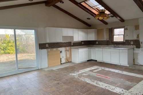 39 Ash St, Central Islip NY 11722-3828 exterior