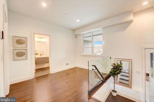 654 13 St, Philadelphia PA 19123-2427 exterior