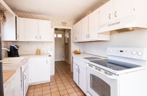 42 Ellsworth Rd, Peabody MA 01960-5325 exterior