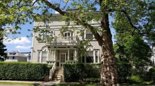 20 Berkeley Ave, Middletown, RI 02840-3592