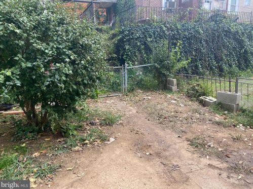 911 Gln Ter, Chester PA 19013-5812 exterior