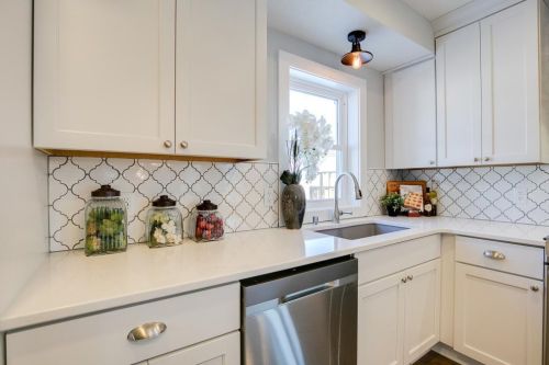 1377 James Ave, Saint Paul MN 55105-2551 exterior