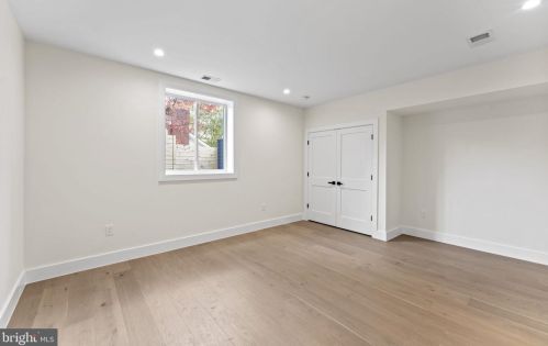 1327 Mayflower Dr, Mc Lean VA 22101-3405 exterior