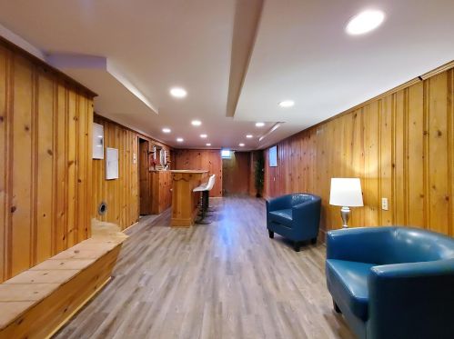 1631 Chateau Pl, Milwaukee WI 53217-6022 exterior