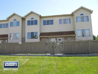 321 Park Ridge Ln, Aurora, IL 60504-6162