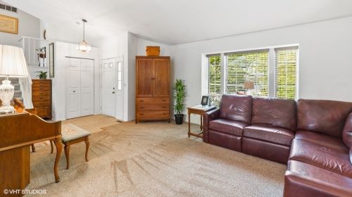 1707 Kennsington Ln, Bull Valley, IL 60014-2051