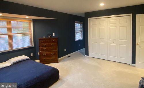 1002 Monroe St, Herndon VA 20170-3211 exterior