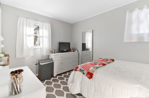 80 Hillcrest Ave, Derby CT 06418-2232 exterior