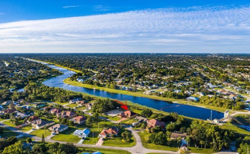 386 Dalton Cir, Fort Pierce FL 34953-5850 exterior