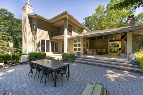 102 Stonehedge Ln, Sparta NJ  07871-2859 exterior