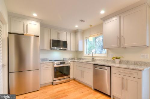 12127 Captiva Ct, Herndon, VA 20191-1204