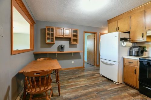 199 Oak Ave, Torrington CT 06790-6824 exterior