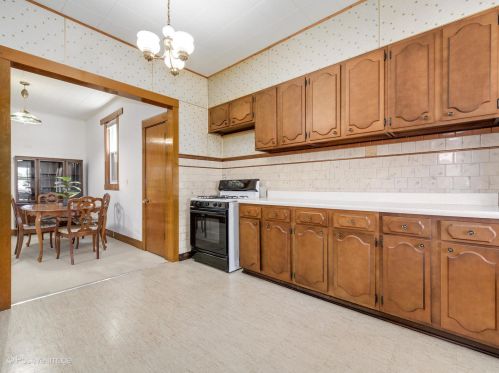 2008 Addison St, Chicago IL 60618-6102 exterior