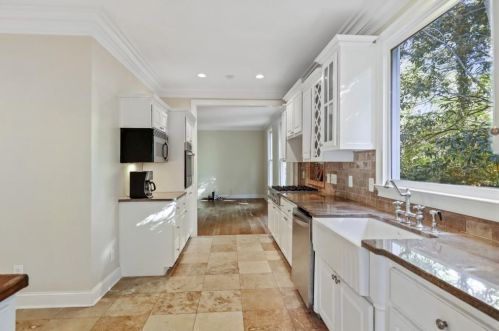 1386 Hanover West Dr, Atlanta GA 30327-1139 exterior