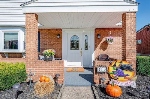 611 Pikeview Dr, Pittsburgh, PA 15239-1329