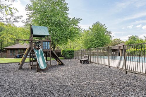 81 Laurel Holw Ct, Edison NJ 08820-1043 exterior