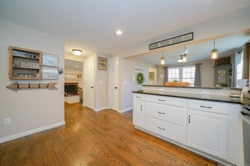 671 Frst St, Hartford CT 06118-2041 exterior