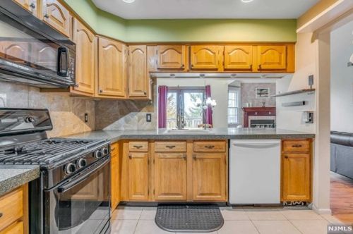 22 Amethyst Ln, Paterson NJ 07501-3364 exterior