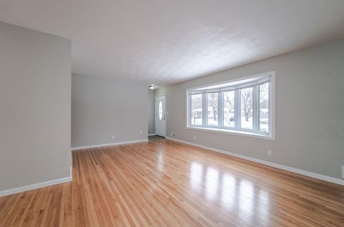 2093 Emerald Ln, Saint Paul MN 55122-2810 exterior